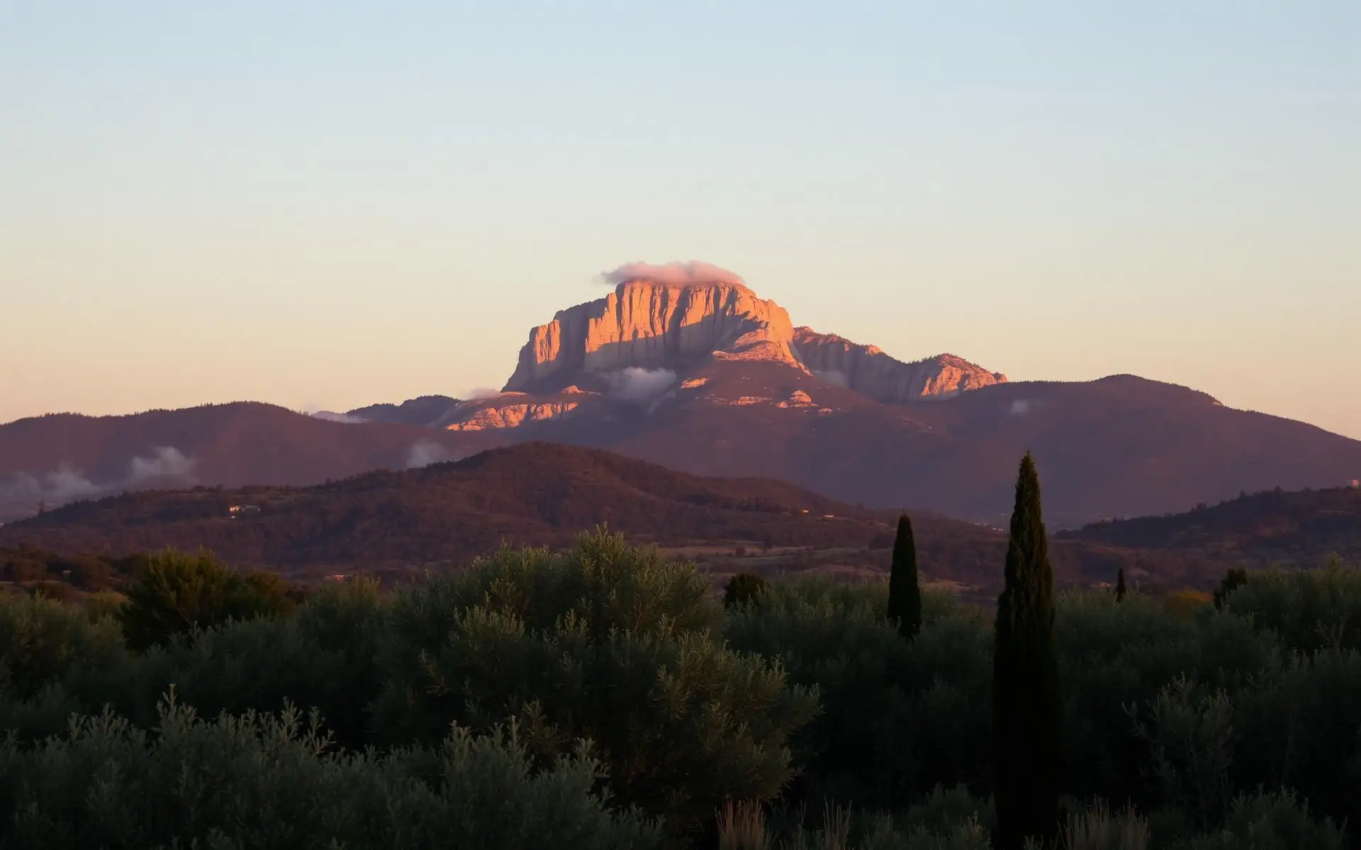 Mont Ventoux au coucher du soleil vu depuis Entrechaux