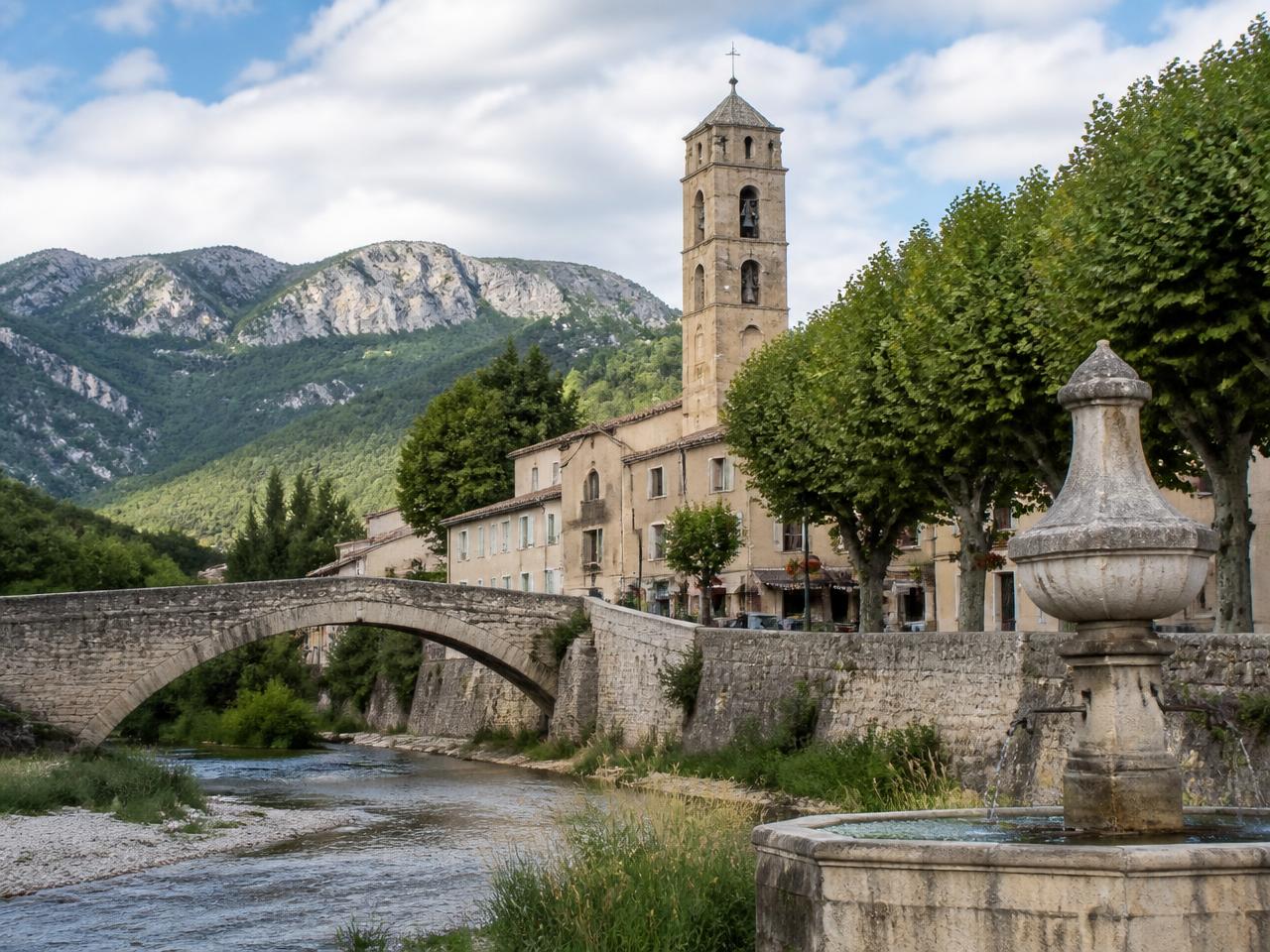 Le pont de pierre, le beffroi et la fontaine de Mollans-sur-Ouvèze au bord de la rivière Ouvèze
