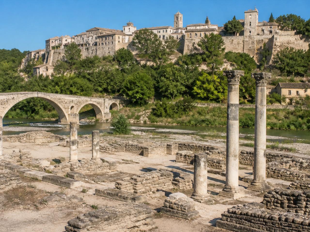 Site archéologique romain de Vaison-la-Romaine avec le pont romain et la Haute-Ville médiévale
